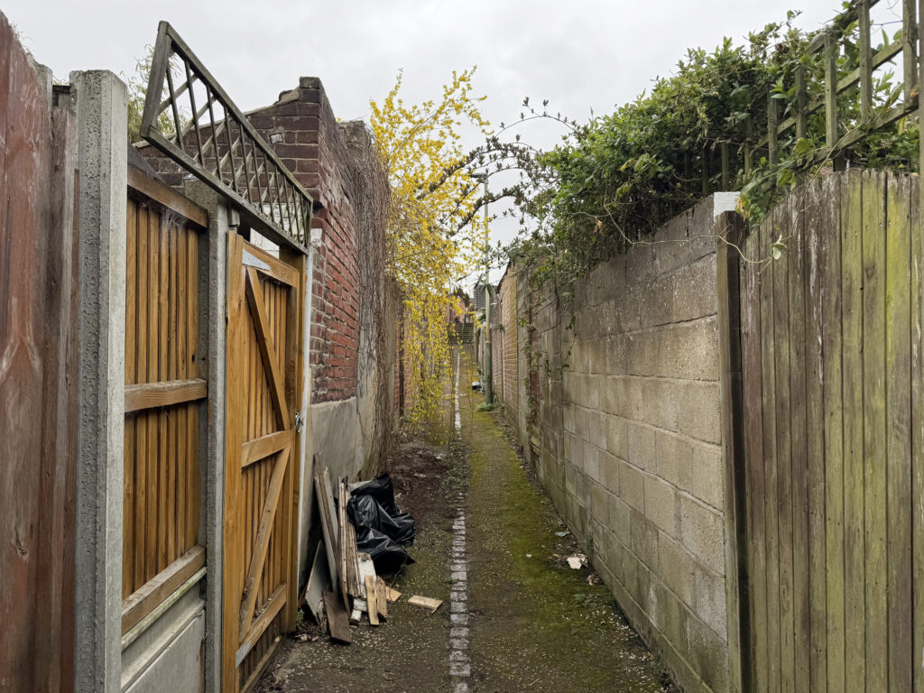 Who Is Responsible for Clearing Fly-Tipping From an Alleyway? - SCS Waste